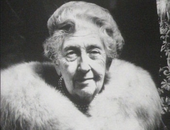 La escritora Agatha Christie aparece