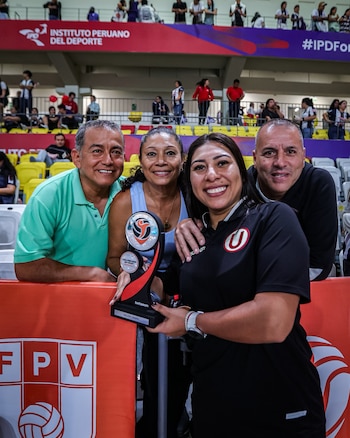 Mirian Patiño celebrando su galardón individual junto a su familia.