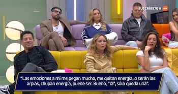 Varias personas permanecen sentadas en sofás de colores dentro de un estudio con un texto desplegado en la parte inferior
