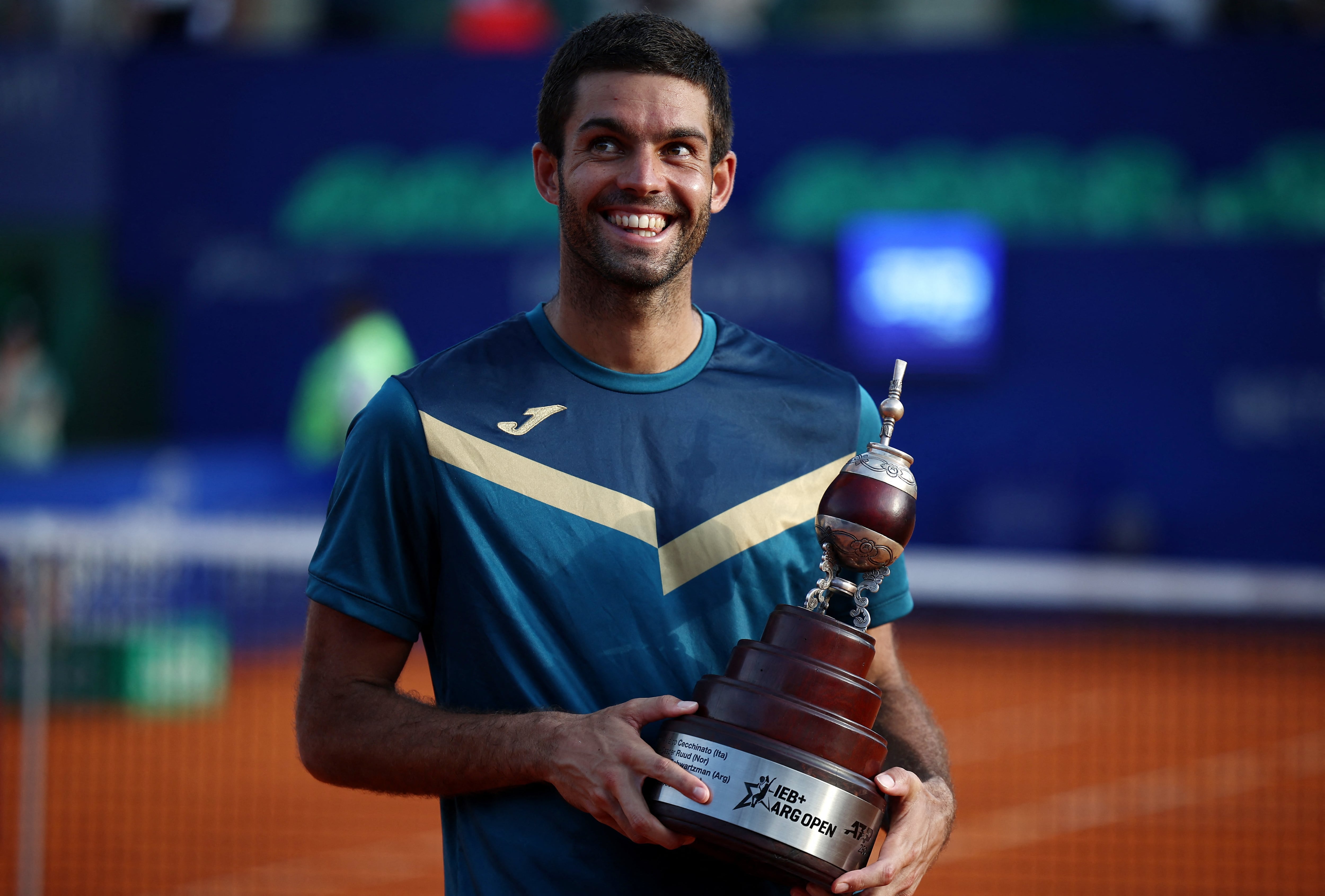 Facundo Díaz Acosta con el trofeo del Argentina Open logrado en 2024 (Crédito: REUTERS/Agustin Marcarian)