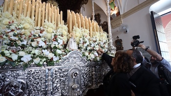 María Jesús Montero visita a las cofradías que procesionan en la provincia de Cádiz este Viernes Santo