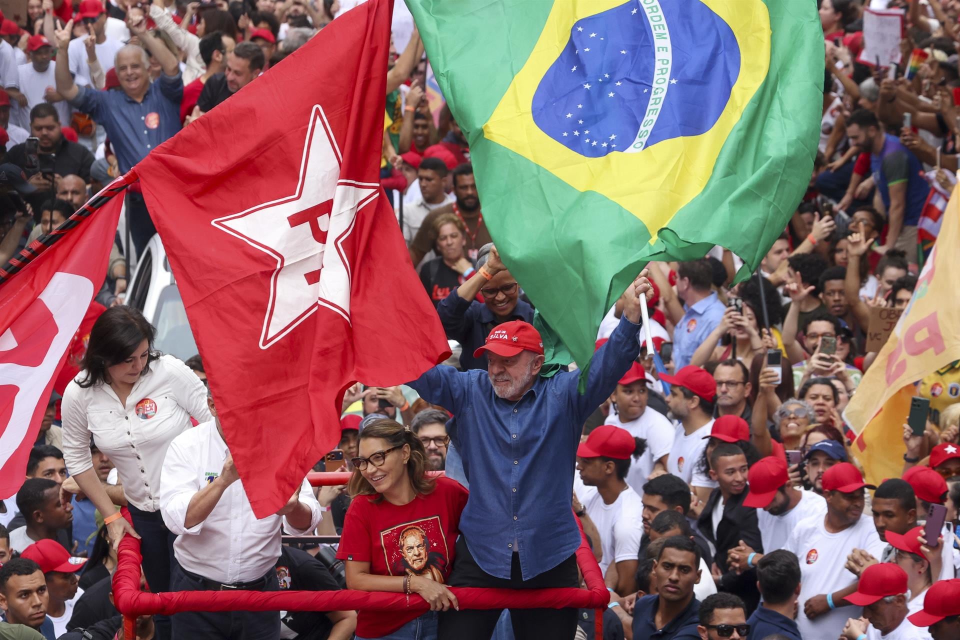 La Bolsa de Brasil se desploma un 17%, repunta el interés de los bonos y el real se hunde un 11%