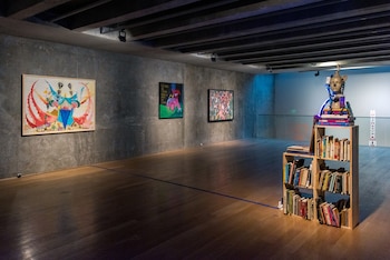 A la izquierda, un autorretrato