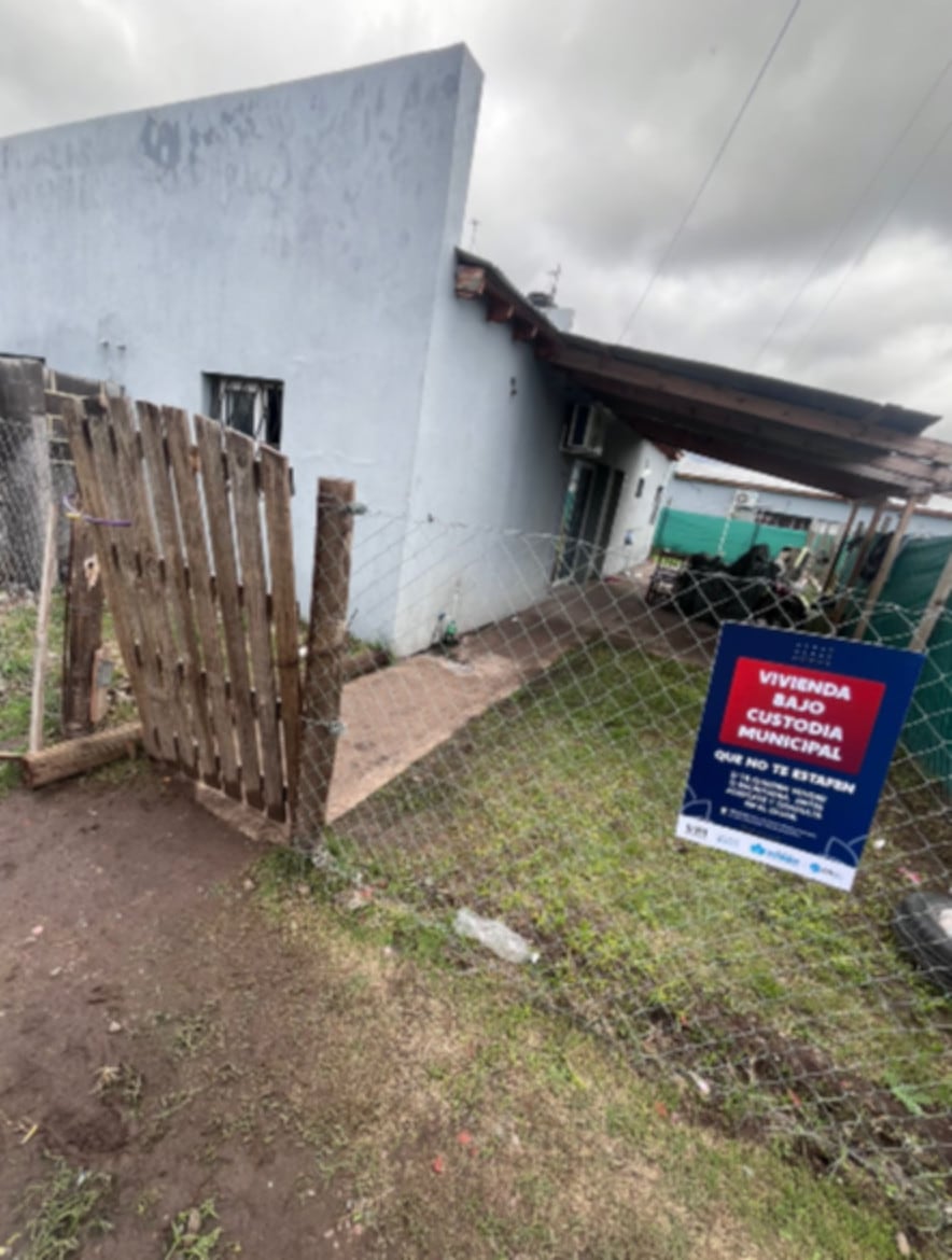 Una vivienda en Moreno, protegida con un cartel que indica su custodia municipal, tras la caída de una banda dedicada a la usurpación de propiedades (Policía Bonaerense)