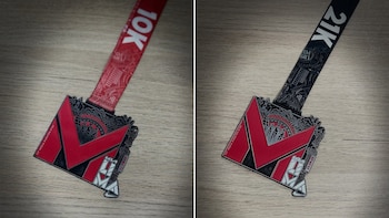 Dos medallas de competición sobre una superficie de madera. Una con cinta roja "10K" y otra con cinta negra "21K". Ambas con diseños detallados