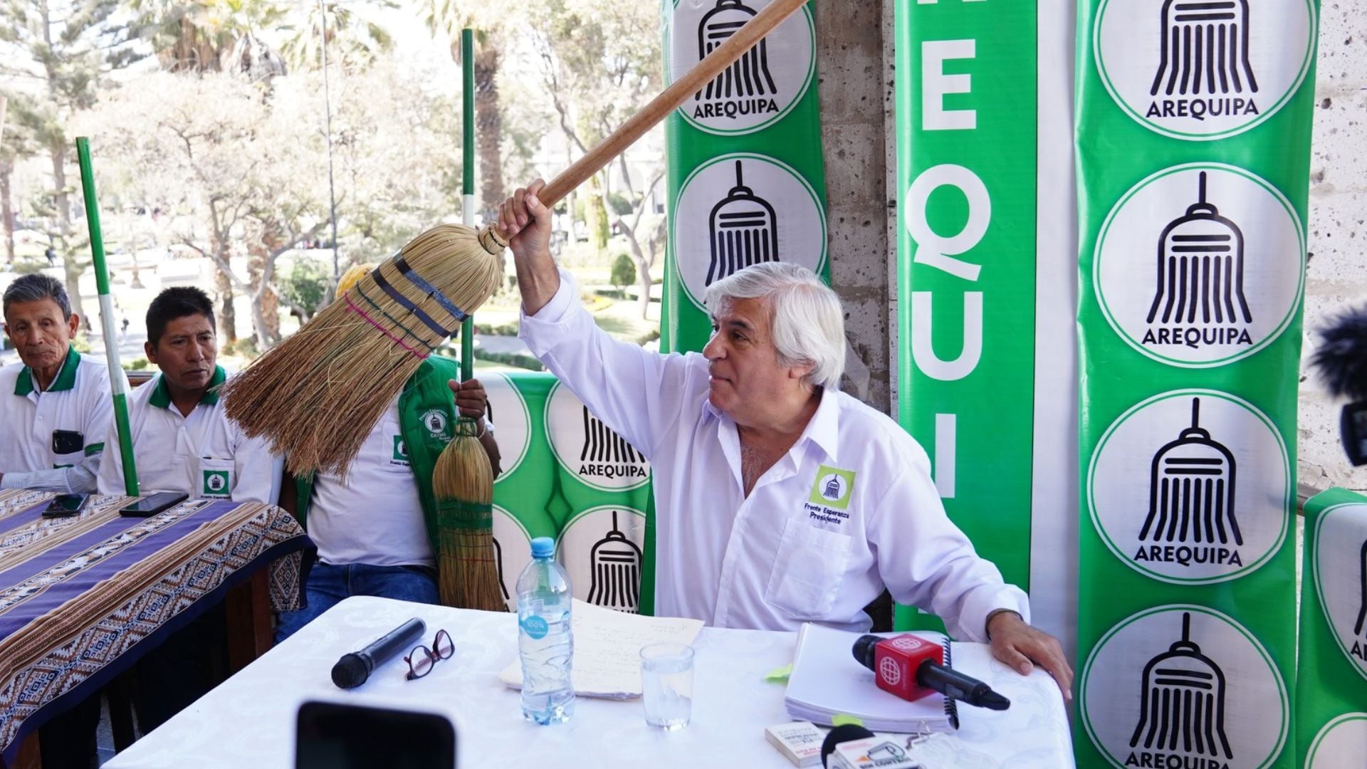 La escoba, símbolo del Frente de la Esperanza, resume la principal bandera de campaña de Olivera: combatir la corrupción en el Estado.