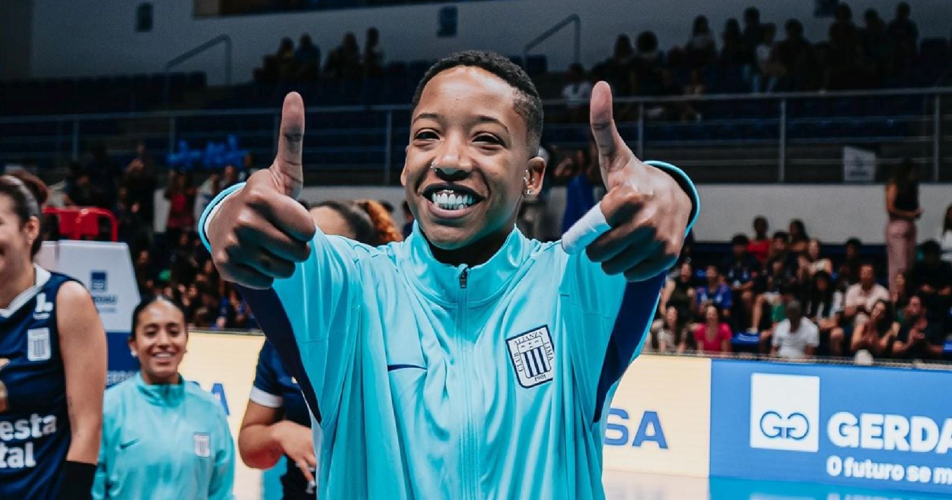 La central brilla en una temporada exigente y aporta experiencia vital a Alianza Lima, reforzando la importancia de competir en el extranjero para elevar el nivel del voleibol peruano (Alianza Lima)