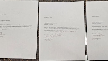 Tres cartas de renuncia, fechadas el 23 de enero de 2026, de concejales de Hartman, Colorado. Se ven firmas y texto manuscrito sobre la seguridad personal