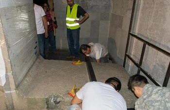 Personal especializado prepara la estructura