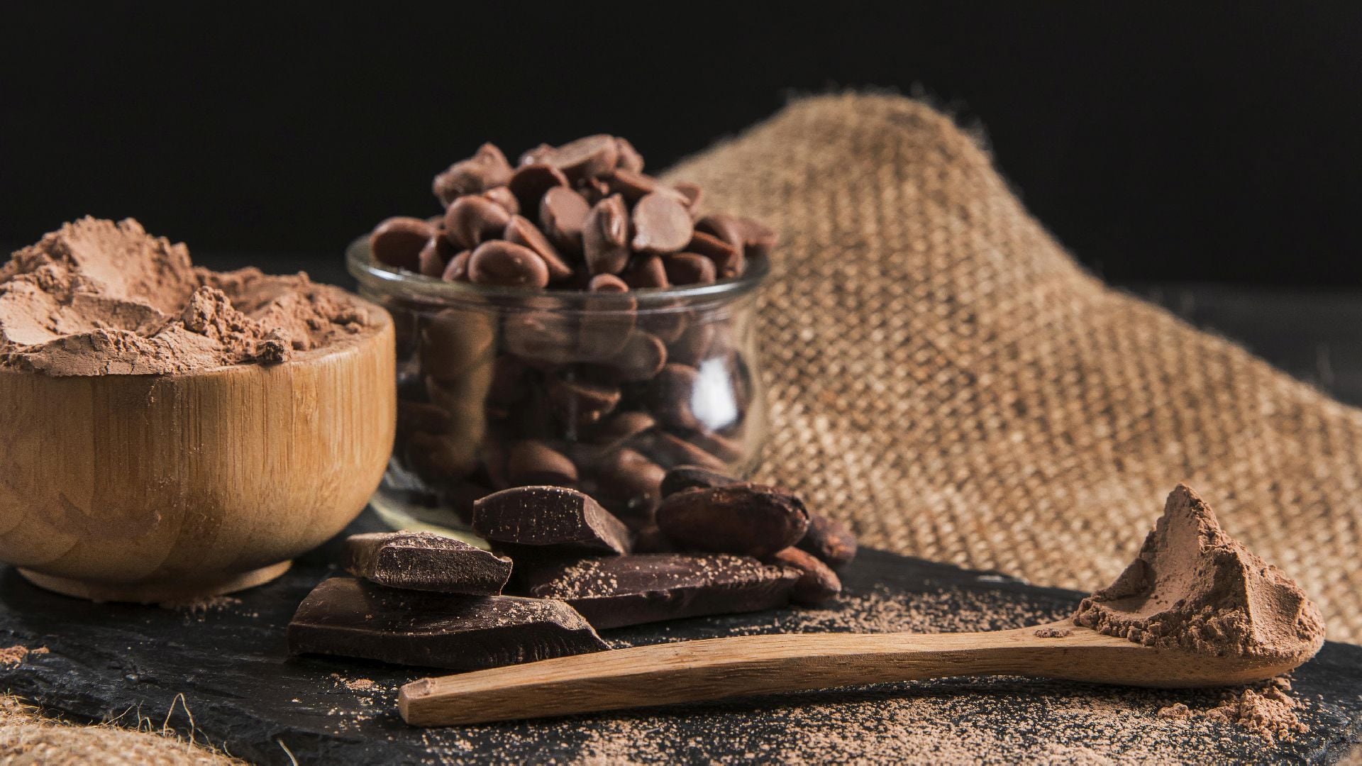 Los precios del cacao en bruto se triplicaron en 2024 y el impacto ya se trasladó a chocolates más caros, porciones más pequeñas y productos reformulados. (Freepik)