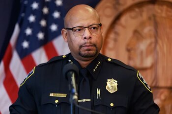 Organizaciones como la NAACP de Seattle y varios concejales defendieron a Shon Barnes y advirtieron sobre la inestabilidad en la jefatura policial
