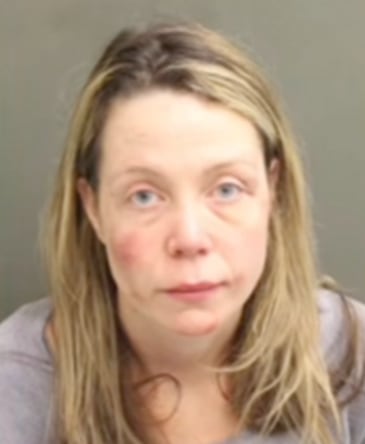 La mujer fue identificada por las autoridades poco después del incidente y enfrenta cargos graves por los hechos ocurridos (Orlando Police Department)