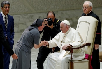 Alessandra Smerilli estrecha la mano del Papa Francisco junto al director ejecutivo global de Deloitte, Punit Renjen, en el Vaticano, el 22 de septiembre de 2022. REUTERS/Remo Casilli