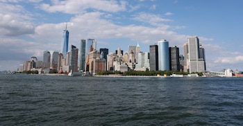 Amplia vista panorámica de la costa de Manhattan, Nueva York, mostrando rascacielos y edificios, incluido el One World Trade Center, desde el agua