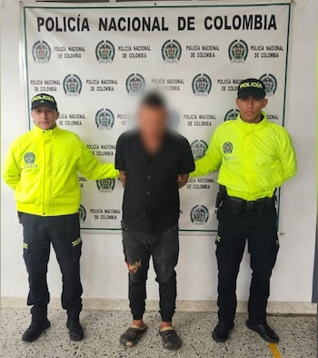 Alias Alex tenía una condena vigente de 10 años de prisión por acto sexual violento y dos órdenes de captura por acceso carnal violento, actos sexuales con menor de 14 años y pornografía con persona menor de 18 años - crédito Policía Nacional