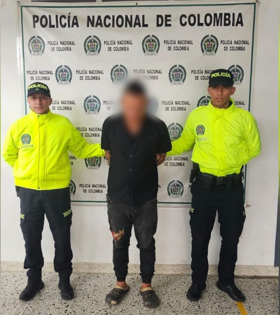 Alias Alex tenía una condena vigente de 10 años de prisión por acto sexual violento y dos órdenes de captura por acceso carnal violento, actos sexuales con menor de 14 años y pornografía con persona menor de 18 años - crédito Policía Nacional