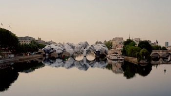 El recubrimiento artístico efímero del Pont Neuf fue más visitado que el Louvre
