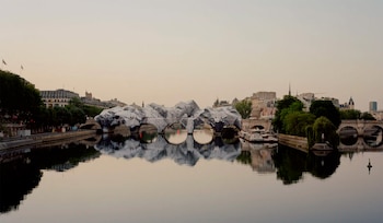 Creando una ilusión montañosa a partir del puente más antiguo de París