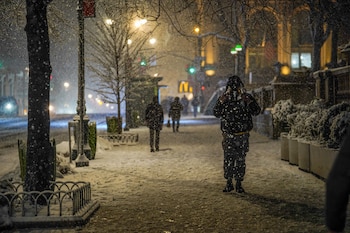 Peatones transitan por una calle