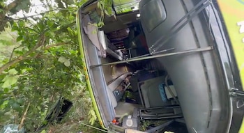 El OIJ investiga las causas del vuelco, mientras las autoridades revisan una huella de frenado y las circunstancias que provocaron que el vehículo terminara sobre uno de sus costados. Crédito: Cruz Roja Costarricense
