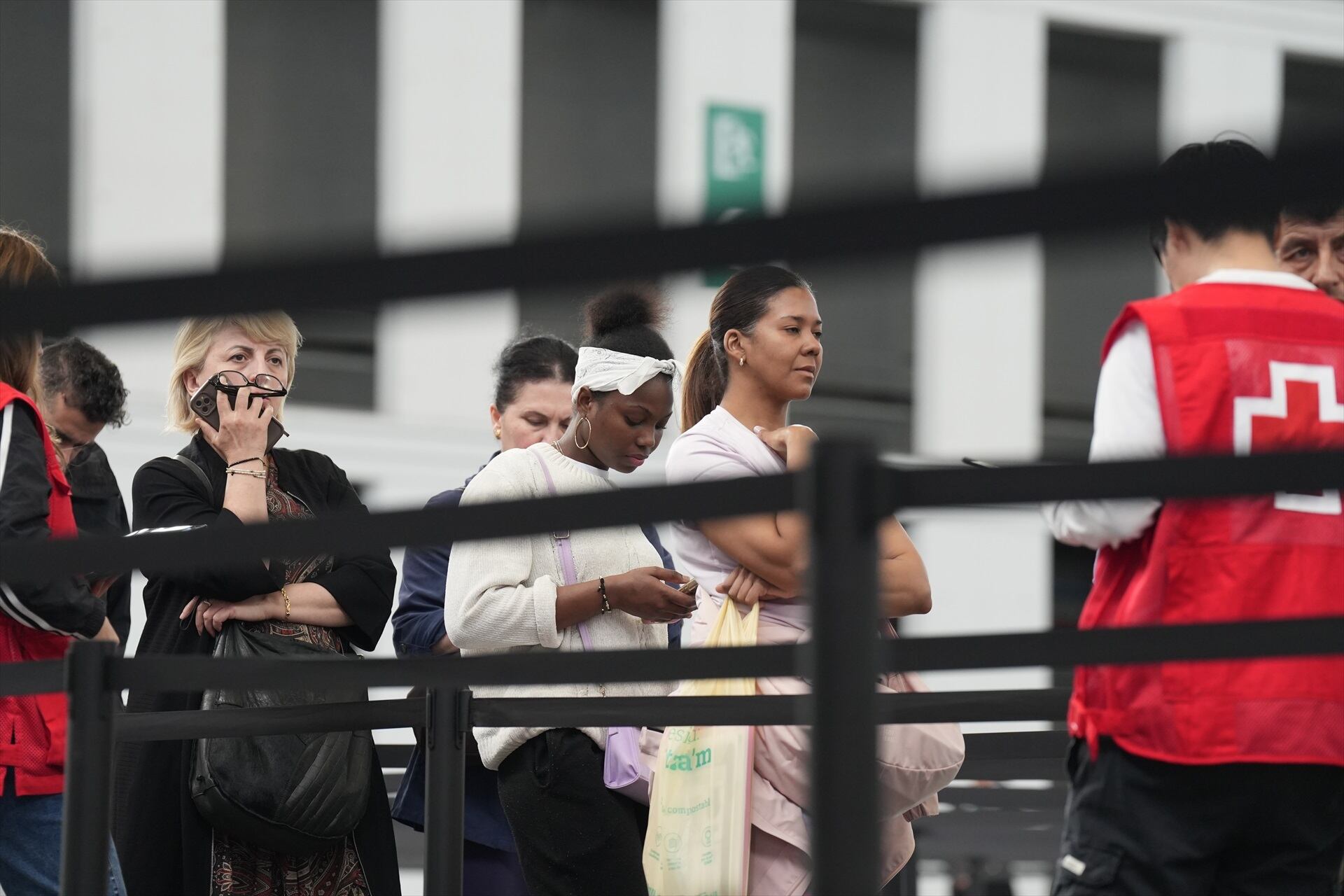 Varias personas migrantes hacen cola en Barcelona para poder acceder a los documentos necesarios para la regularización. (David Zorrakino / Europa Press)