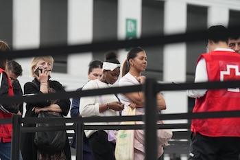 Varias personas migrantes hacen cola en Barcelona para poder acceder a los documentos necesarios para la regularización. (David Zorrakino / Europa Press)