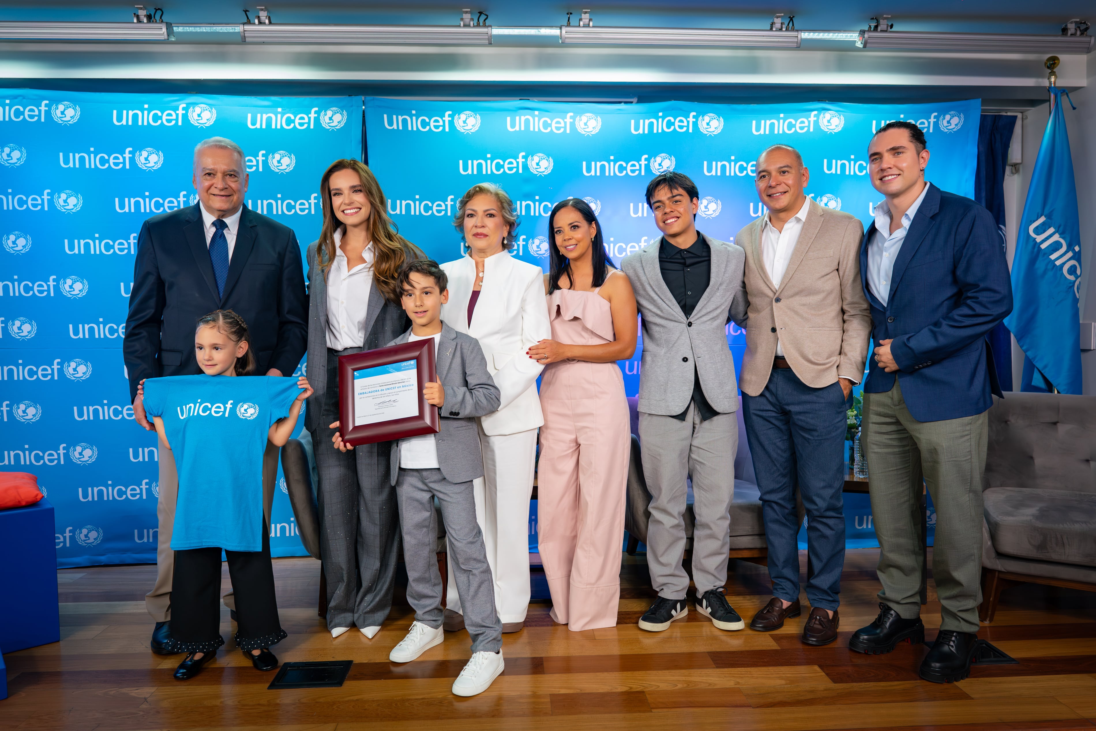 Tania Rincón posa junto a su familia y representantes de UNICEF en México tras su nombramiento como embajadora de la organización. (UNICEF (Cortesía) )
