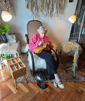 Su madre Nieves concentrada en