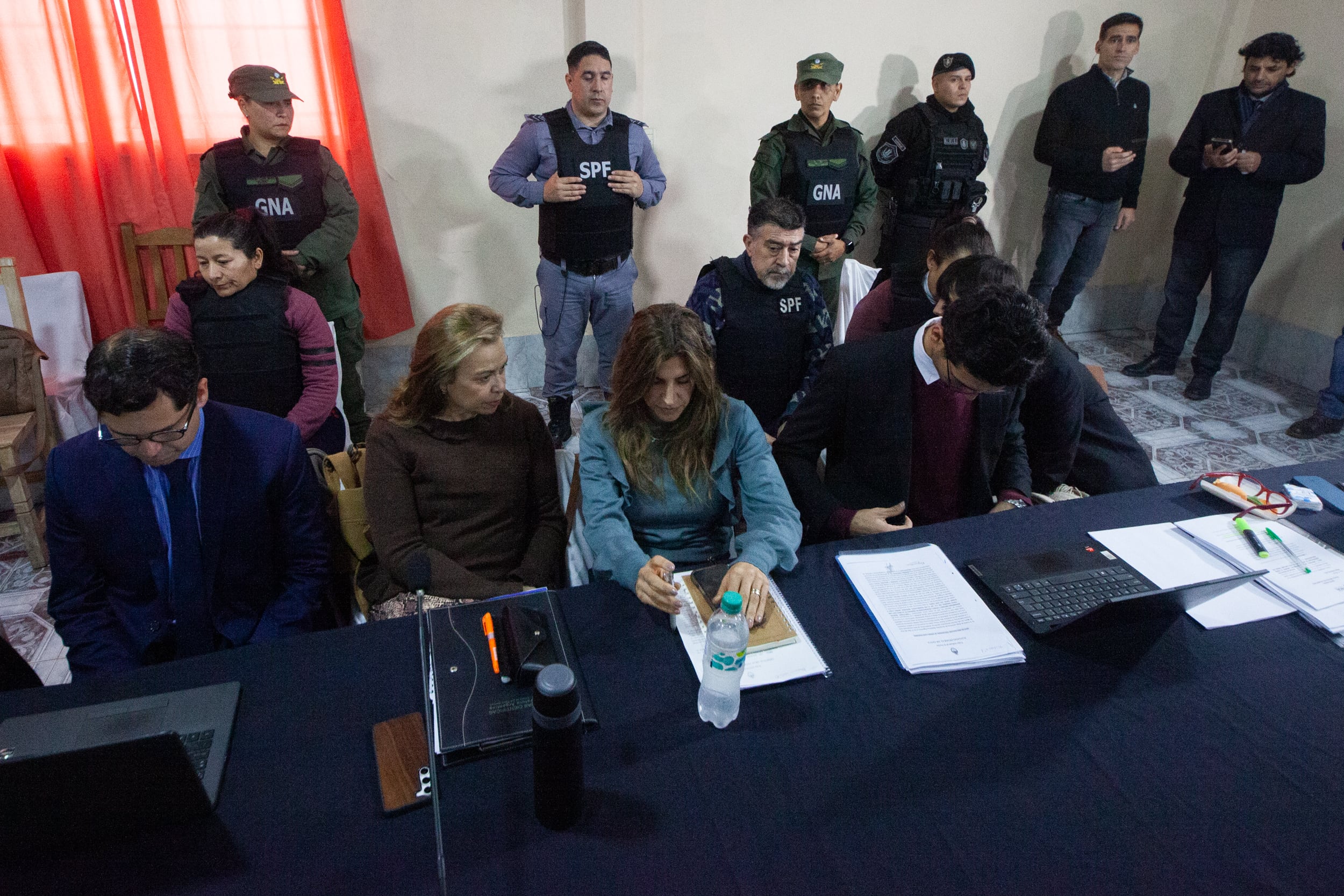 La tía de Loan, Laudelina, y Carlos Pérez, el excapitán de navío, dos de los detenidos por la desaparición del niño en Corrientes (Joaquín Meabe)