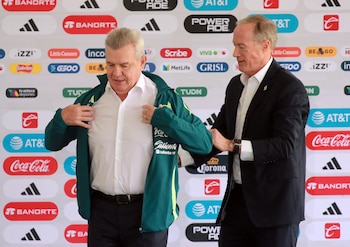 Soccer Football - Mexico unveils new coach Javier Aguirre and assistant coach Rafael Marquez - Centro Alto Rendimeinto, Mexico City, Mexico - August 1, 2024 Mexican Football Federation president Ivar Sisniega puts a Mexico jacket on new Mexico coach Javier Aguirre during the presentation REUTERS/Henry Romero
