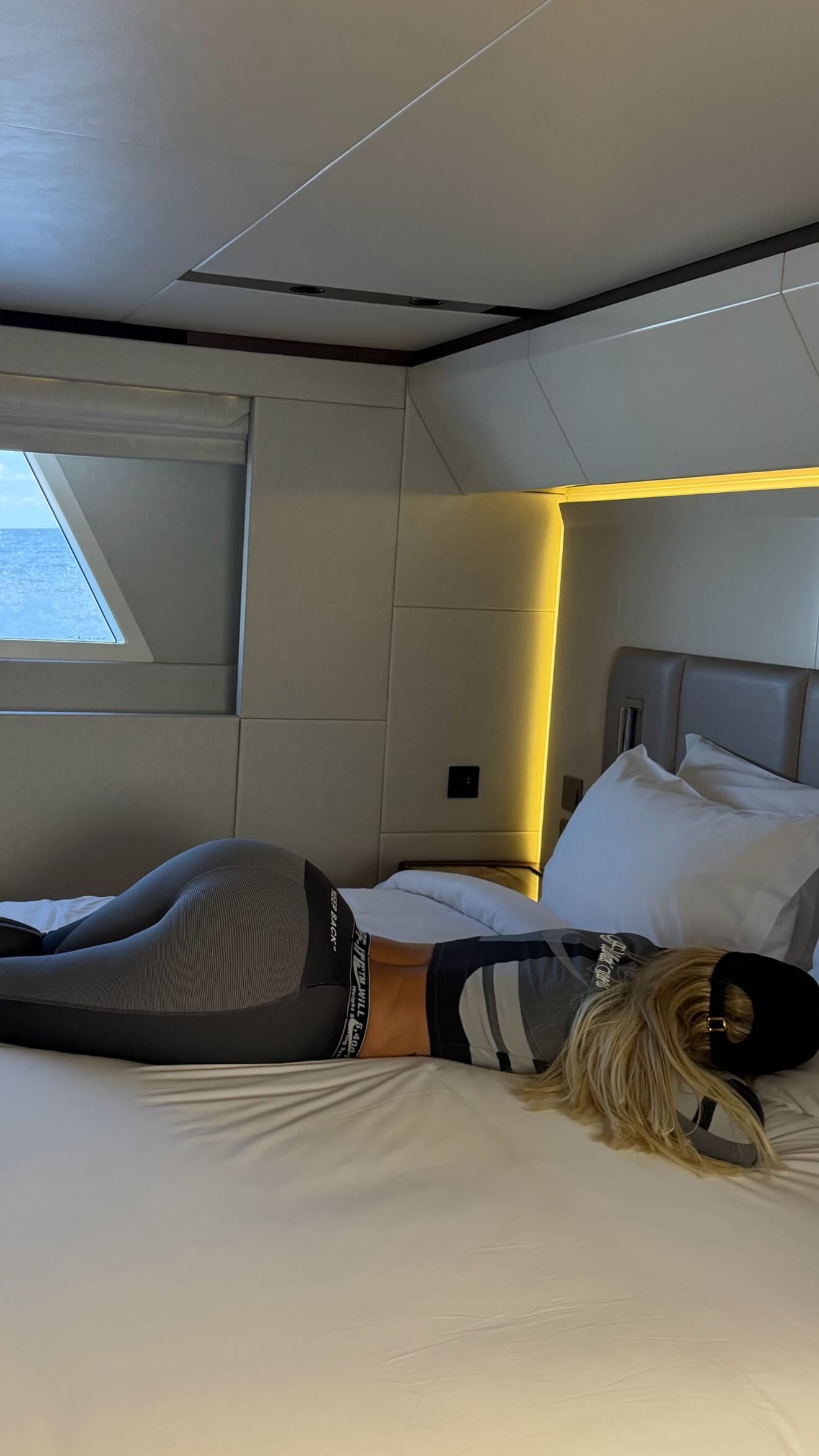 Wanda aprovechó para relajar en el camarote de la embarcación