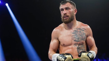 Vasyl Lomachenko planea su regreso al boxeo y apunta hacia el título Superpluma de un campeón mexicano