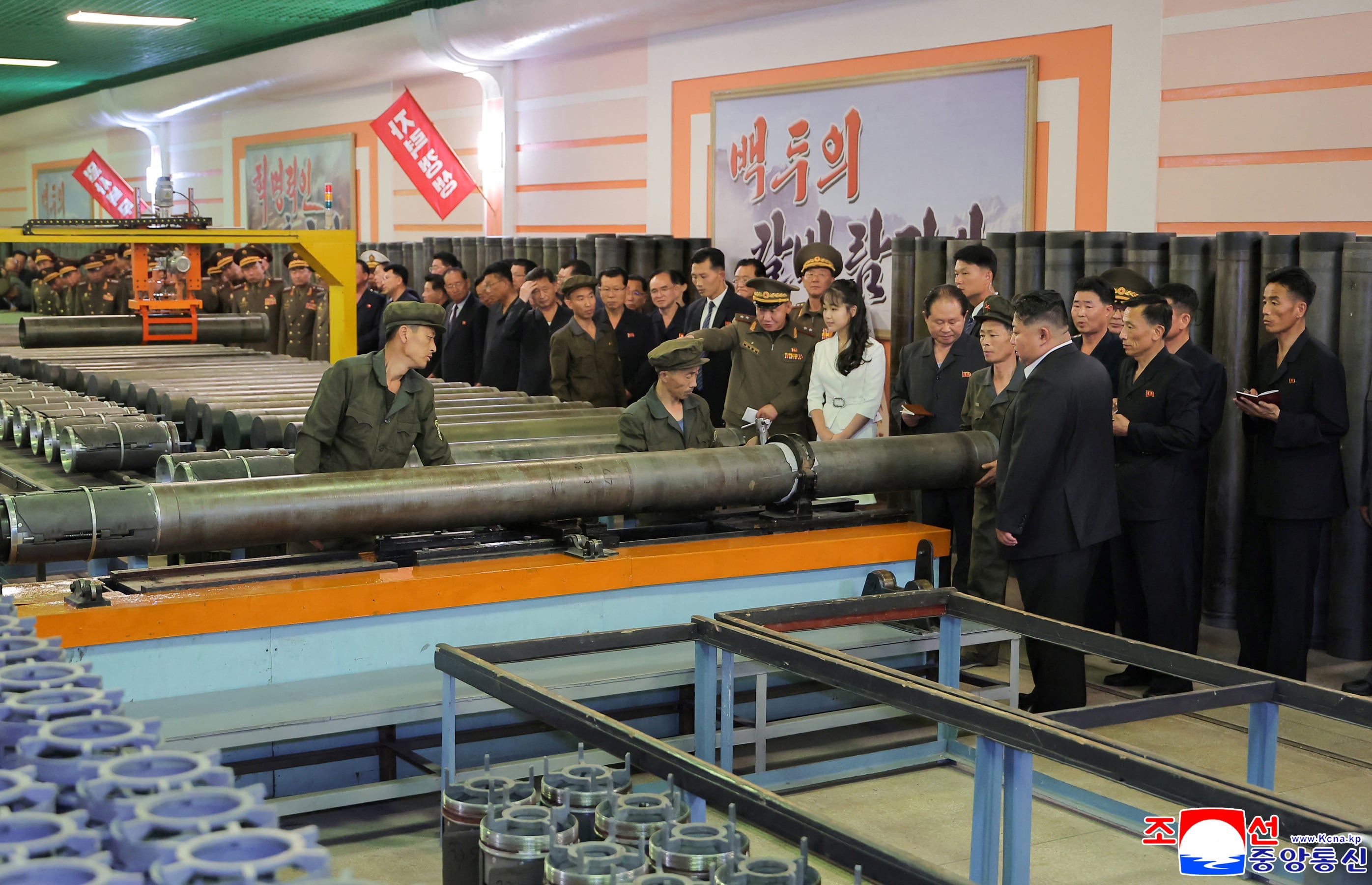 Kim Jong Un inspecciona fábricas militares. KCNA vía REUTERS