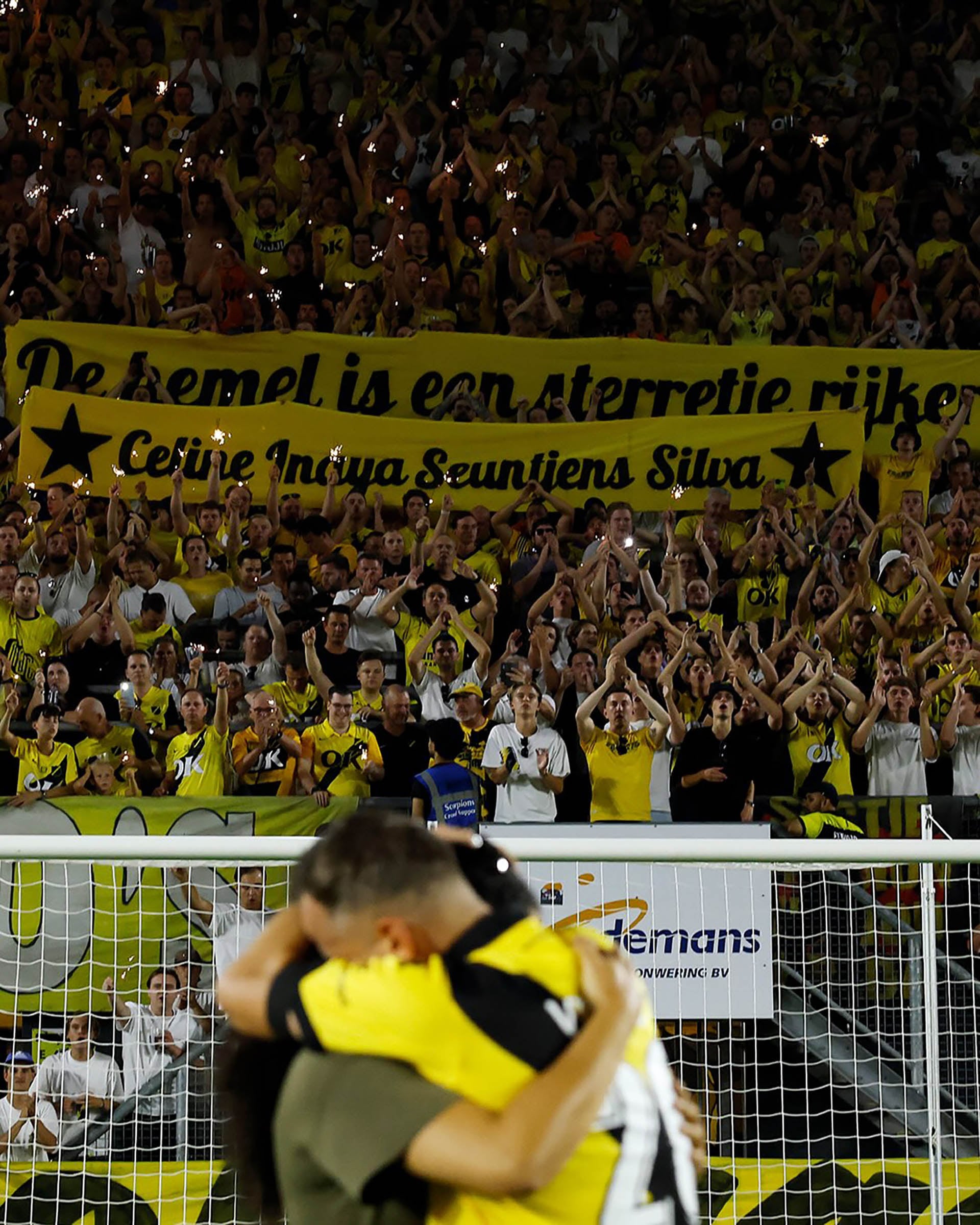 Aficionados de NAC Breda encienden luces y aplauden a Seuntjens y su familia (@nacnl)