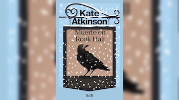 Portada de libro 'Muerte en Rook Hall' de Kate Atkinson, con un cuervo negro sobre fondo nevado. Títulos en blanco y logo AdN