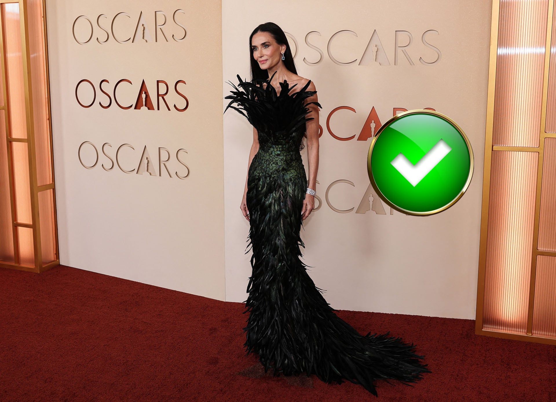 Demi Moore sorprendió con un vestido de Gucci en negro y verde, confeccionado en plumas y con una textura inspirada en el pavo real