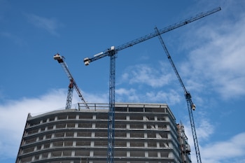 Varias grúas en una zona