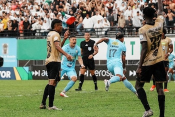 Dayro Moreno, delantero de Once Caldas, celebrado el primer gol de su equipo en el partido ante Águilas Doradas - crédito Colprensa