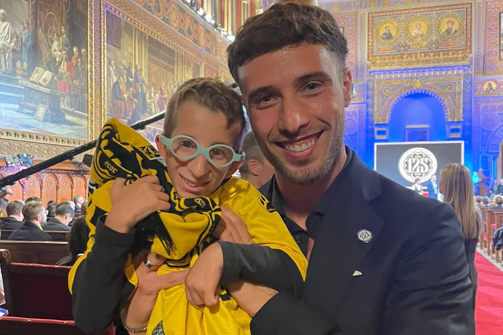 Luca con su ídolo, Javi Puado. (cedida)