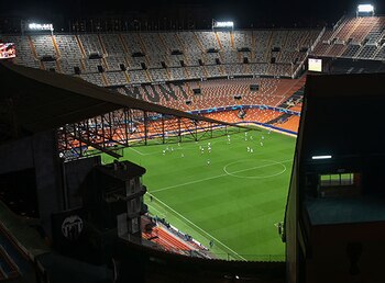 En España el fútbol regresaría sin público (AFP)