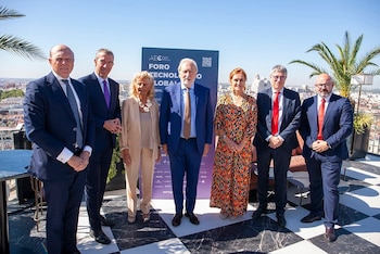 14/09/2026 El vicepresidente de la AEC; el director gerente de la Real Academia de Ingeniería; la vicepresidenta de Santander; el presidente de la AEC; la presidenta de la APD; el director general de la AEC; y José Antonio del Valle, de la Universidad de Navarra.
ECONOMIA
AEC