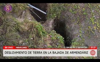 Un derrumbe en la Costa Verde cerró un carril de la bajada Armendáriz durante varias horas