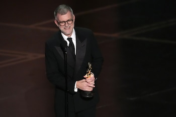 Paul Thomas Anderson recibe el premio a mejor dirección por "One Battle After Another" durante la ceremonia de los Oscar el domingo 15 de marzo de 2026 en el Teatro Dolby de Los Ángeles. (Foto AP/Chris Pizzello)