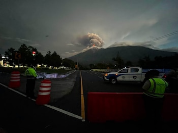 La CONRED advirtió que el descenso de material volcánico por la barranca Las Lajas impide reanudar el tránsito en la RN-14 con normalidad. (Foto cortesía Dirección General de Protección y Seguridad Vial)