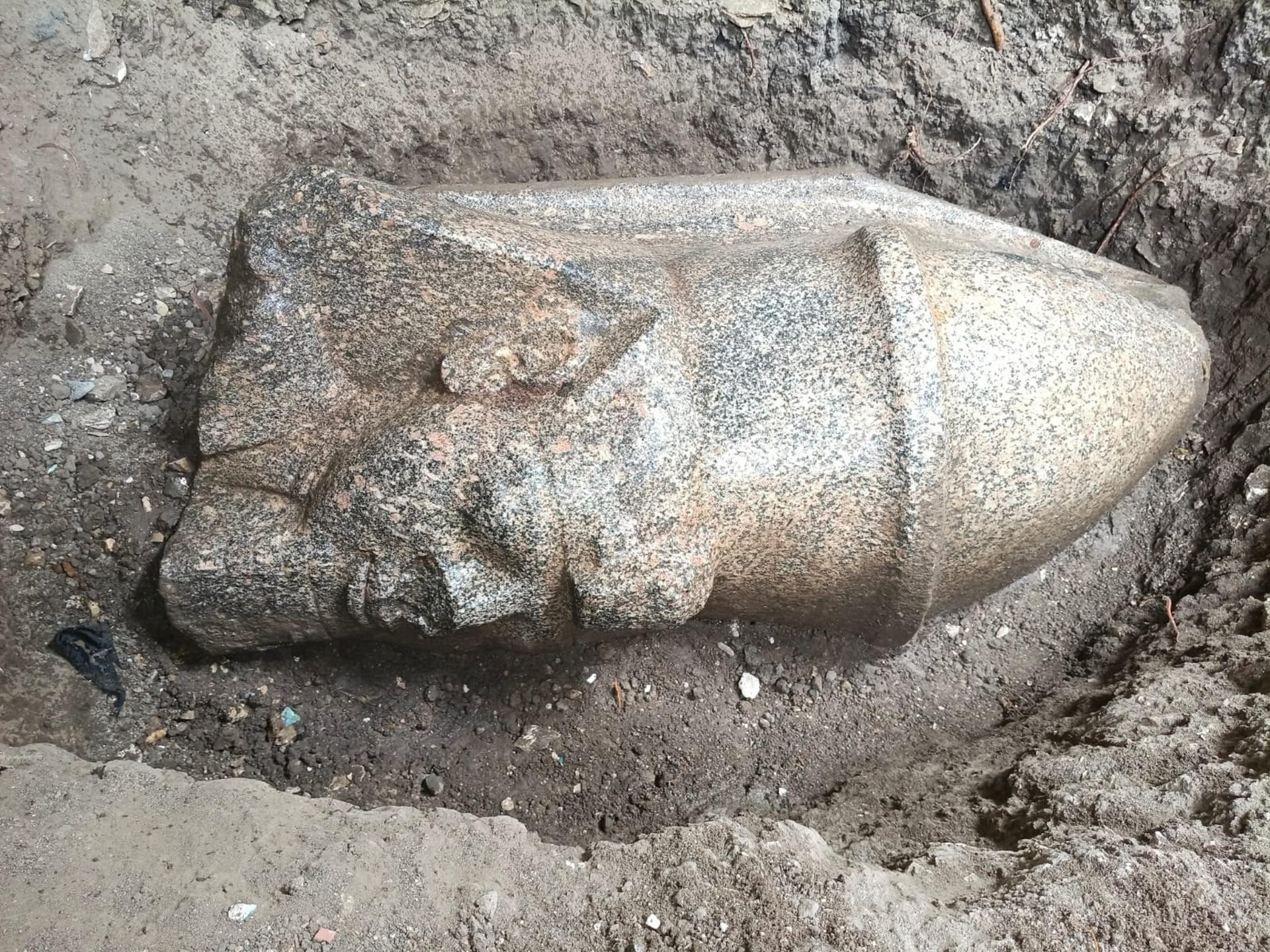 La cabeza colosal hallada mide 1,60 metros y lleva la doble corona del Alto y el Bajo Egipto