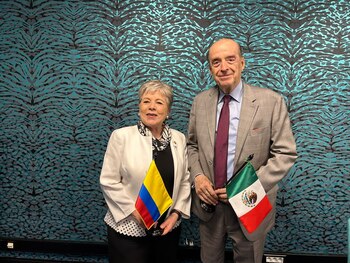 Canciller Álvaro Leyva junto con