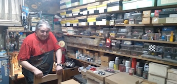 Gustavo Ambrosio confecciona autitos de