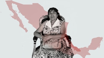 Retrato en blanco y negro de una mujer sentada en una silla, sosteniendo un bolso. Al fondo, un mapa estilizado de México con Veracruz en tono rojo.