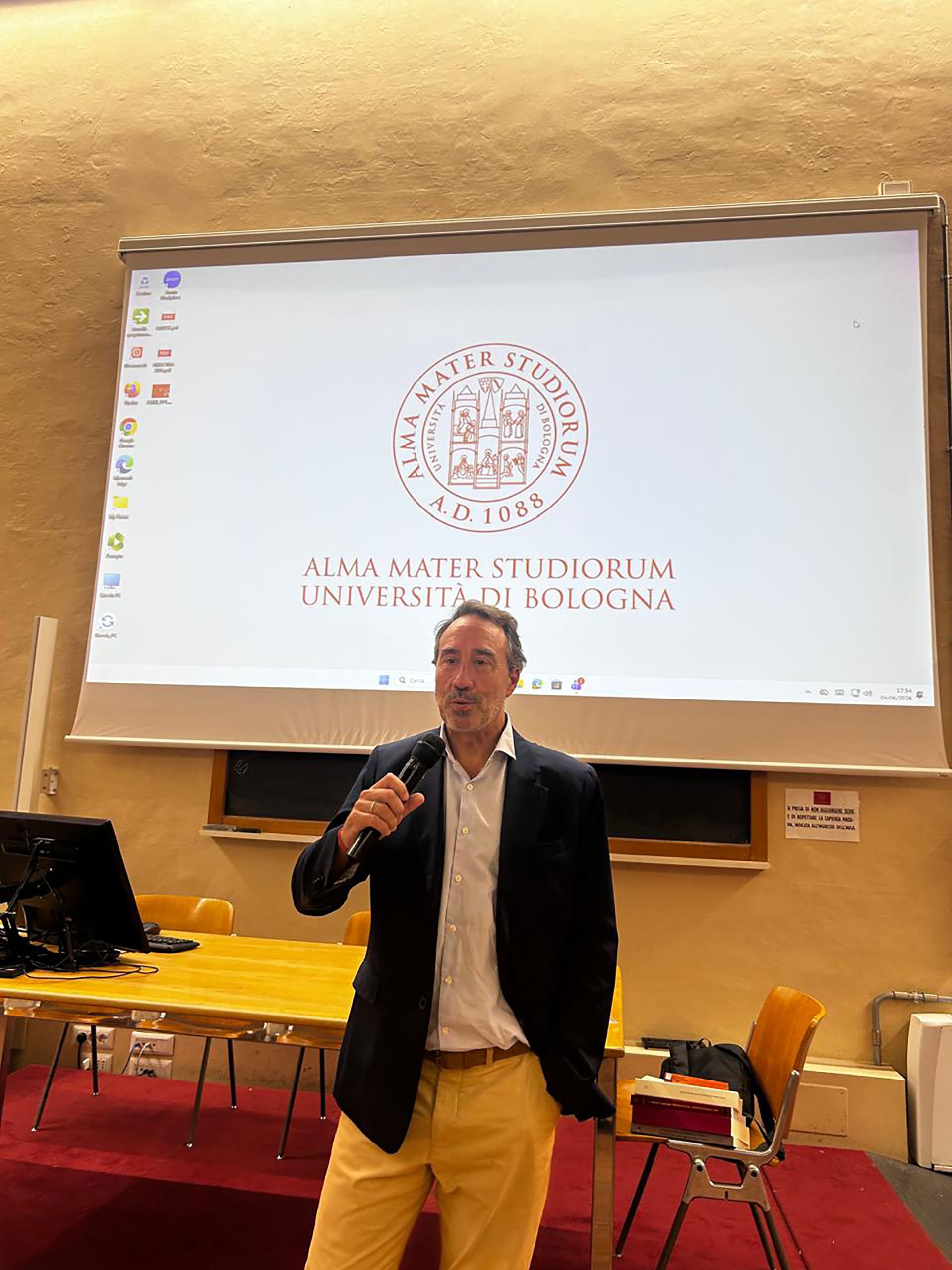 Mariano Llorens, juez y profesor, pronunció una conferencia en la Universidad de Bolonia, abordando temas clave como el crimen organizado, la corrupción y el impacto en la democracia.