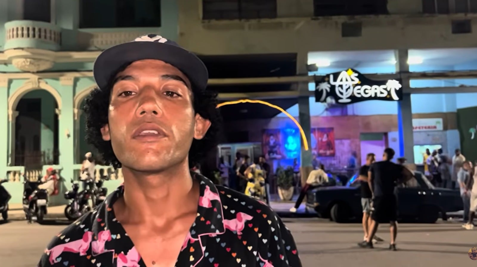 Más allá de la postal turística, la vida nocturna de La Habana encierra las complejas dinámicas de quienes buscan en el extranjero un salvavidas económico. (Captura del video de YouTube: Anneon)